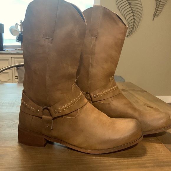 Shoes - Tan western style boots. Size 40 (fits 8.5-9)